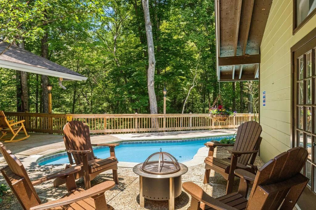 Bourbon Hollow Lodge With Hot Tub And Pool Plus Game Room Only 5 Min To Downtown جاتلينبرج المظهر الخارجي الصورة