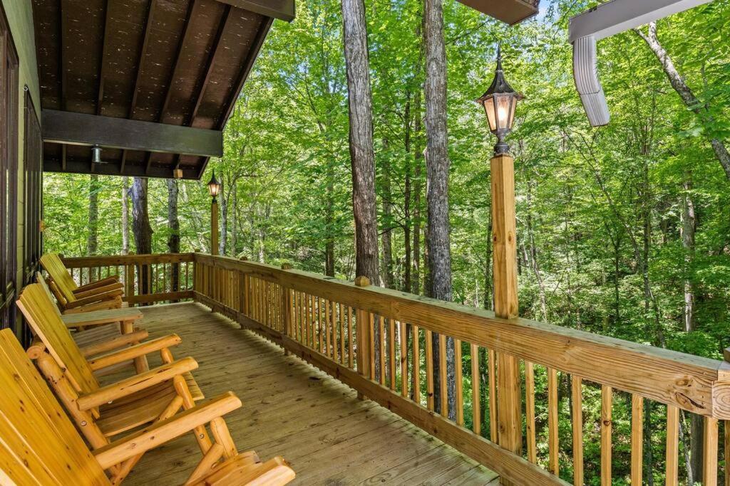 Bourbon Hollow Lodge With Hot Tub And Pool Plus Game Room Only 5 Min To Downtown جاتلينبرج المظهر الخارجي الصورة