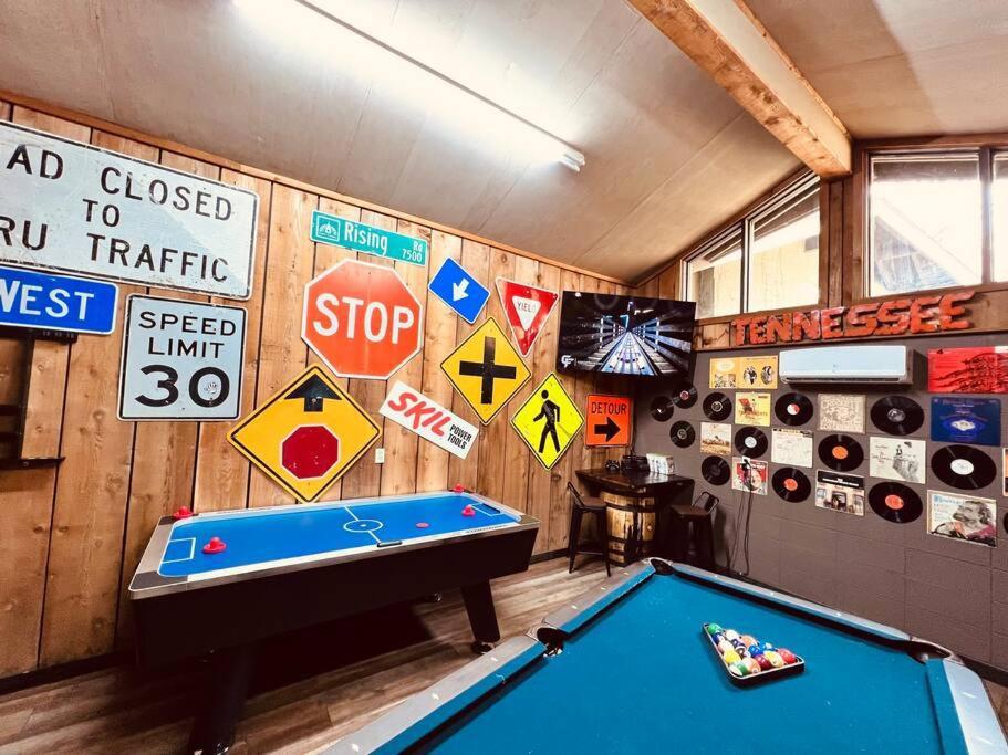 Bourbon Hollow Lodge With Hot Tub And Pool Plus Game Room Only 5 Min To Downtown جاتلينبرج المظهر الخارجي الصورة