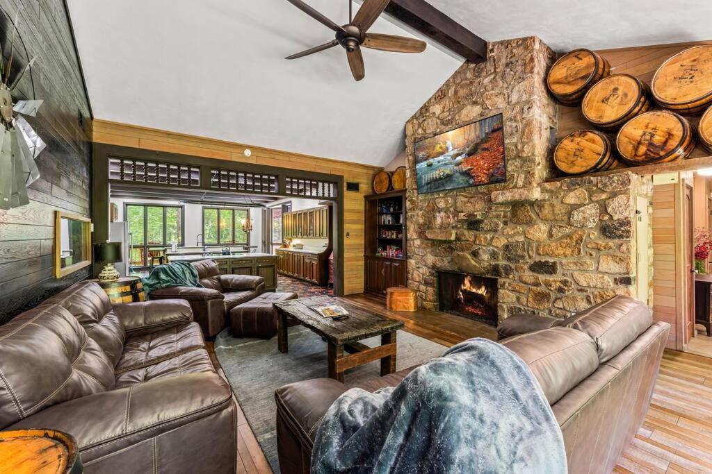 Bourbon Hollow Lodge With Hot Tub And Pool Plus Game Room Only 5 Min To Downtown جاتلينبرج المظهر الخارجي الصورة
