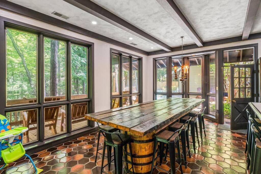 Bourbon Hollow Lodge With Hot Tub And Pool Plus Game Room Only 5 Min To Downtown جاتلينبرج المظهر الخارجي الصورة