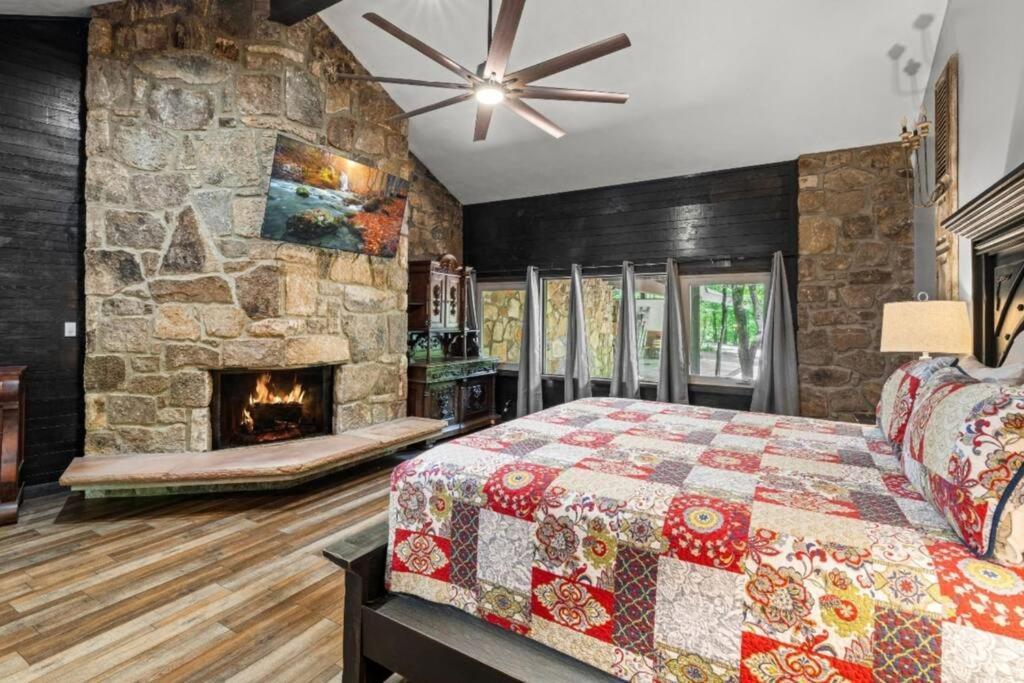 Bourbon Hollow Lodge With Hot Tub And Pool Plus Game Room Only 5 Min To Downtown جاتلينبرج المظهر الخارجي الصورة