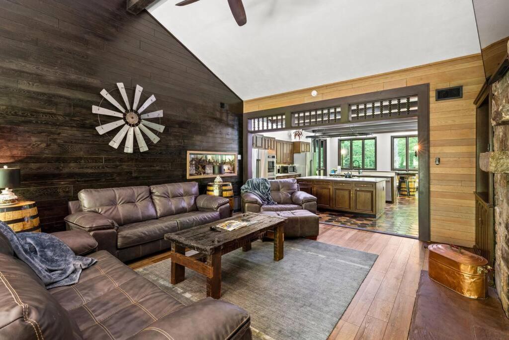 Bourbon Hollow Lodge With Hot Tub And Pool Plus Game Room Only 5 Min To Downtown جاتلينبرج المظهر الخارجي الصورة
