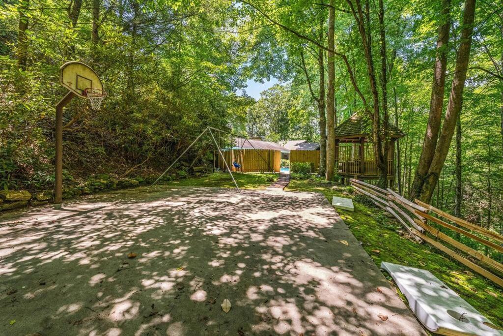 Bourbon Hollow Lodge With Hot Tub And Pool Plus Game Room Only 5 Min To Downtown جاتلينبرج المظهر الخارجي الصورة