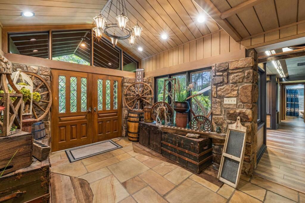 Bourbon Hollow Lodge With Hot Tub And Pool Plus Game Room Only 5 Min To Downtown جاتلينبرج المظهر الخارجي الصورة