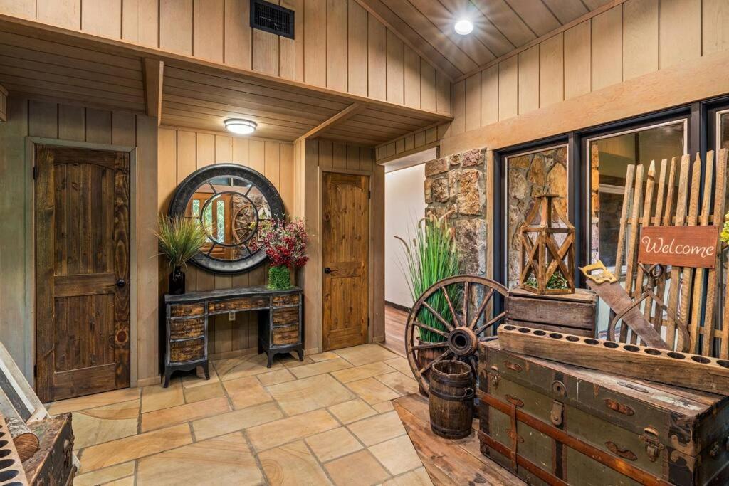 Bourbon Hollow Lodge With Hot Tub And Pool Plus Game Room Only 5 Min To Downtown جاتلينبرج المظهر الخارجي الصورة