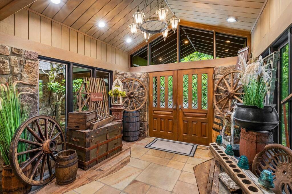Bourbon Hollow Lodge With Hot Tub And Pool Plus Game Room Only 5 Min To Downtown جاتلينبرج المظهر الخارجي الصورة