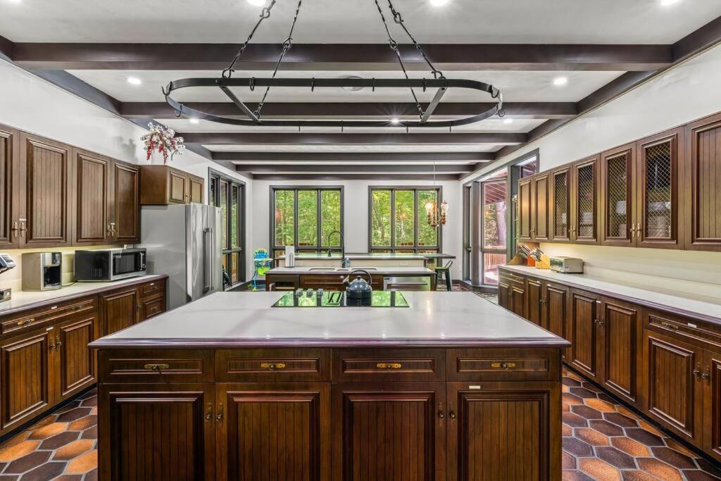 Bourbon Hollow Lodge With Hot Tub And Pool Plus Game Room Only 5 Min To Downtown جاتلينبرج المظهر الخارجي الصورة