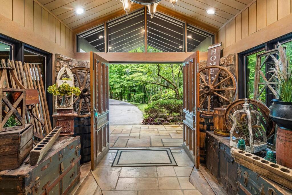 Bourbon Hollow Lodge With Hot Tub And Pool Plus Game Room Only 5 Min To Downtown جاتلينبرج المظهر الخارجي الصورة