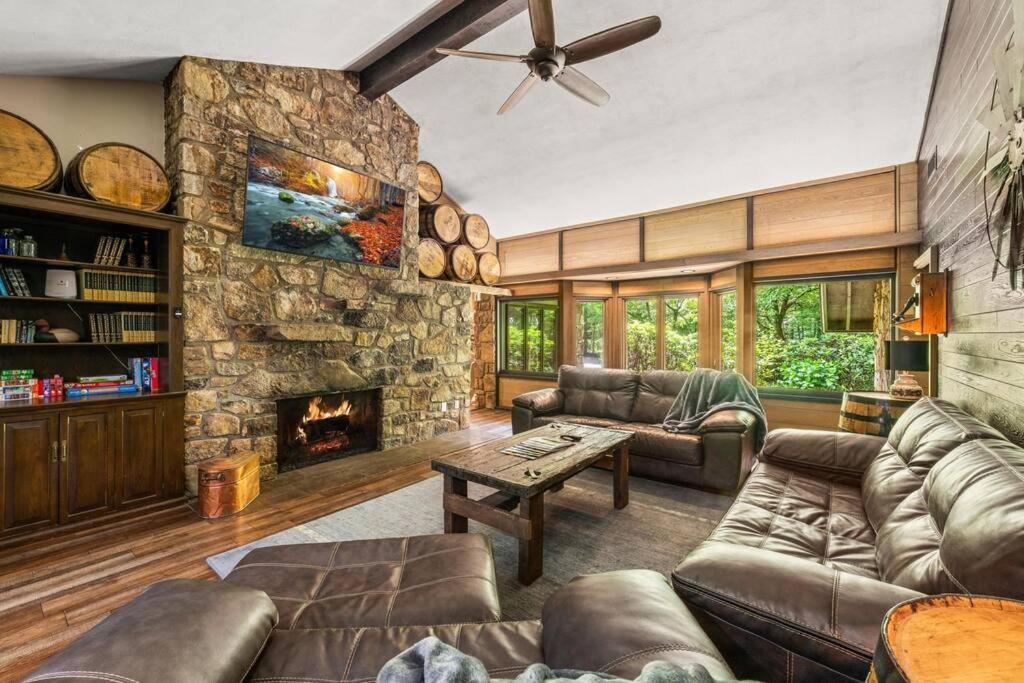 Bourbon Hollow Lodge With Hot Tub And Pool Plus Game Room Only 5 Min To Downtown جاتلينبرج المظهر الخارجي الصورة