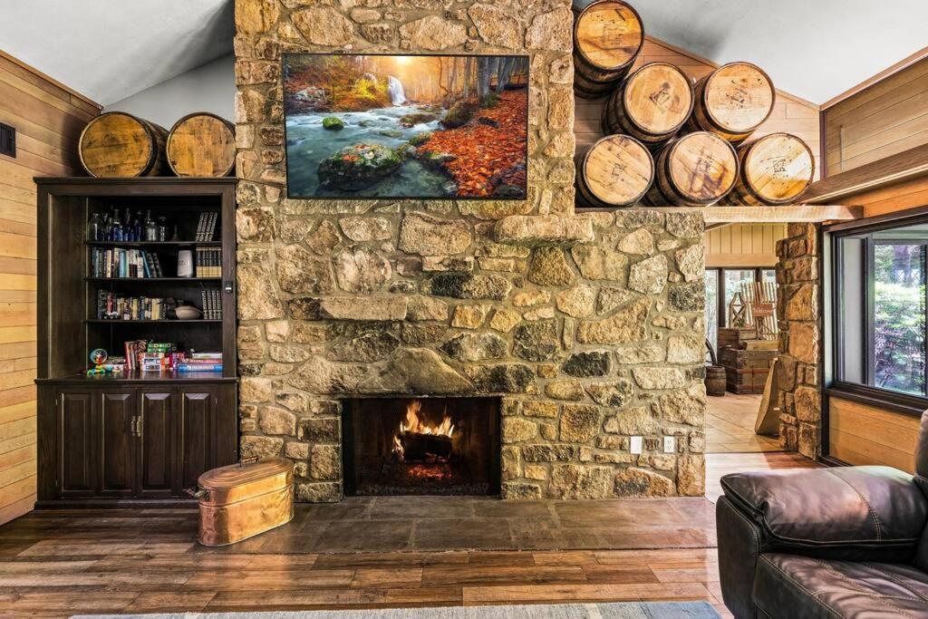 Bourbon Hollow Lodge With Hot Tub And Pool Plus Game Room Only 5 Min To Downtown جاتلينبرج المظهر الخارجي الصورة