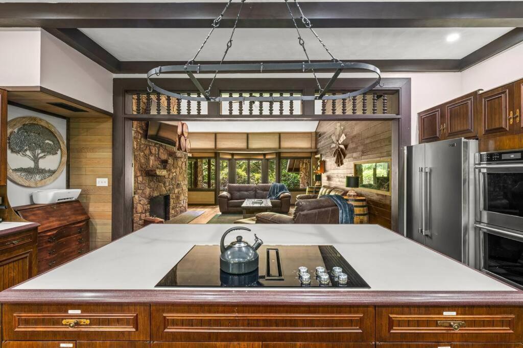 Bourbon Hollow Lodge With Hot Tub And Pool Plus Game Room Only 5 Min To Downtown جاتلينبرج المظهر الخارجي الصورة