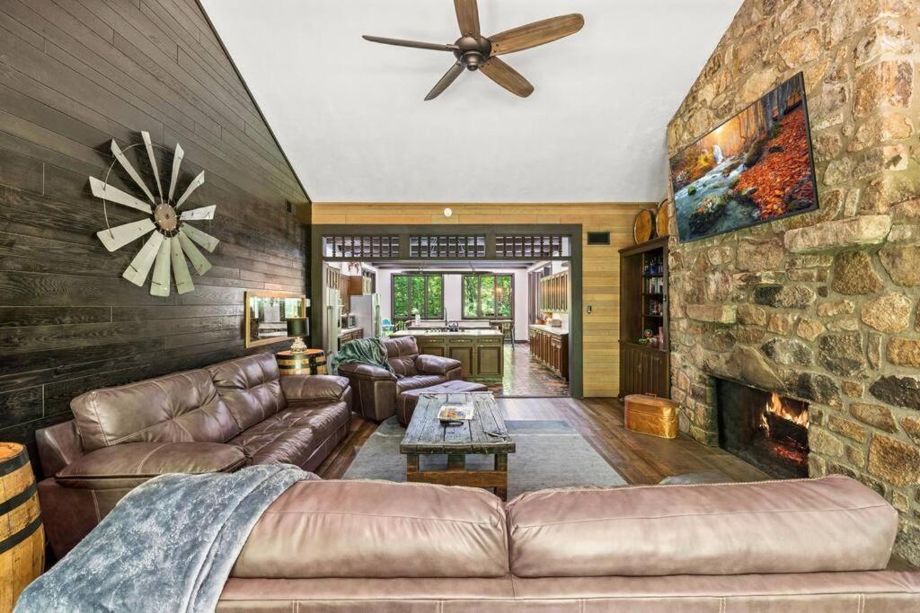 Bourbon Hollow Lodge With Hot Tub And Pool Plus Game Room Only 5 Min To Downtown جاتلينبرج المظهر الخارجي الصورة