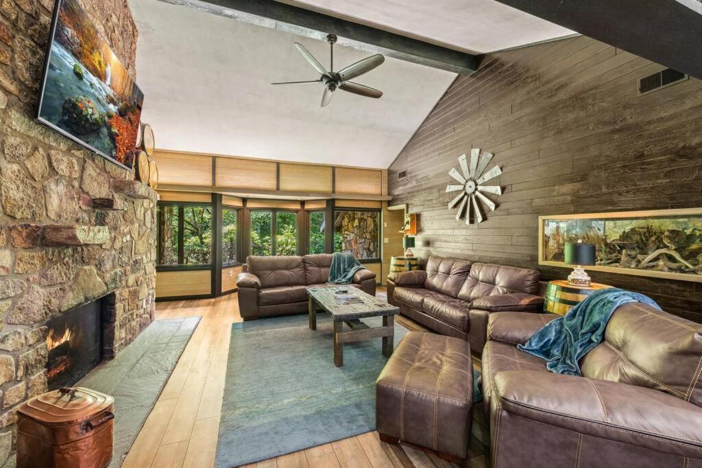Bourbon Hollow Lodge With Hot Tub And Pool Plus Game Room Only 5 Min To Downtown جاتلينبرج المظهر الخارجي الصورة