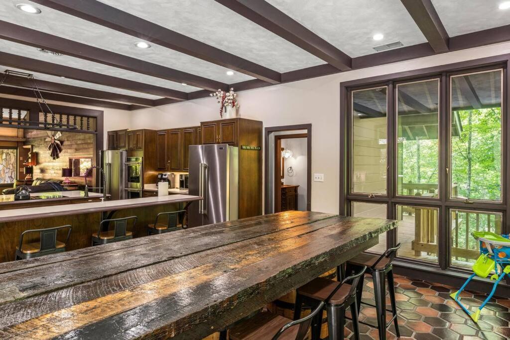 Bourbon Hollow Lodge With Hot Tub And Pool Plus Game Room Only 5 Min To Downtown جاتلينبرج المظهر الخارجي الصورة