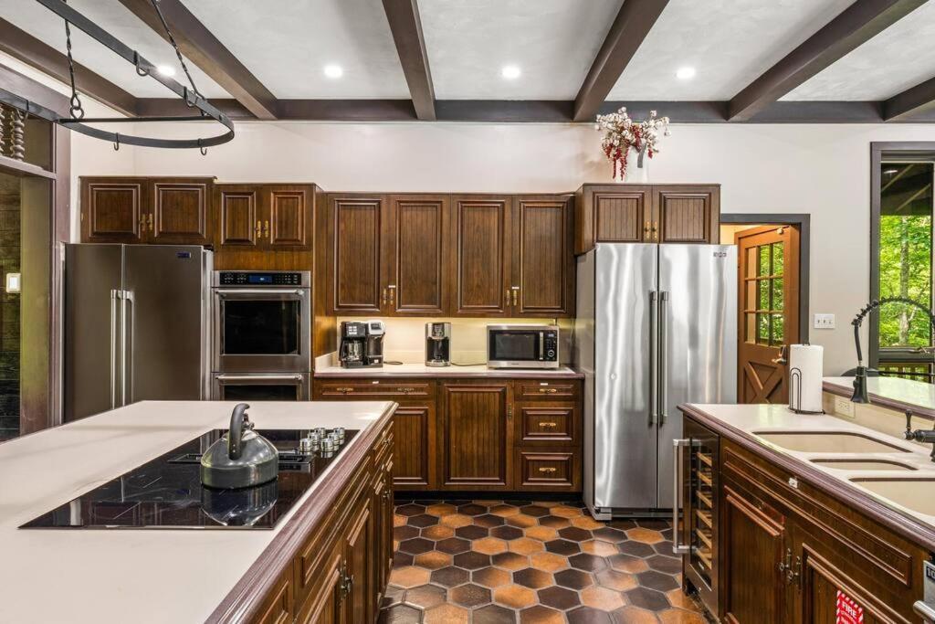 Bourbon Hollow Lodge With Hot Tub And Pool Plus Game Room Only 5 Min To Downtown جاتلينبرج المظهر الخارجي الصورة