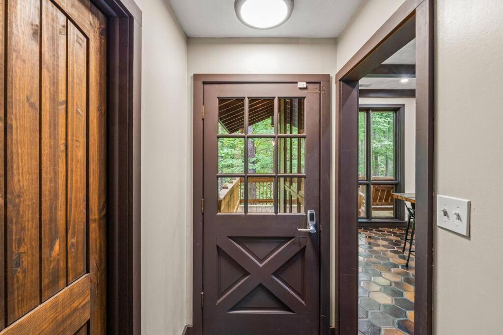 Bourbon Hollow Lodge With Hot Tub And Pool Plus Game Room Only 5 Min To Downtown جاتلينبرج المظهر الخارجي الصورة