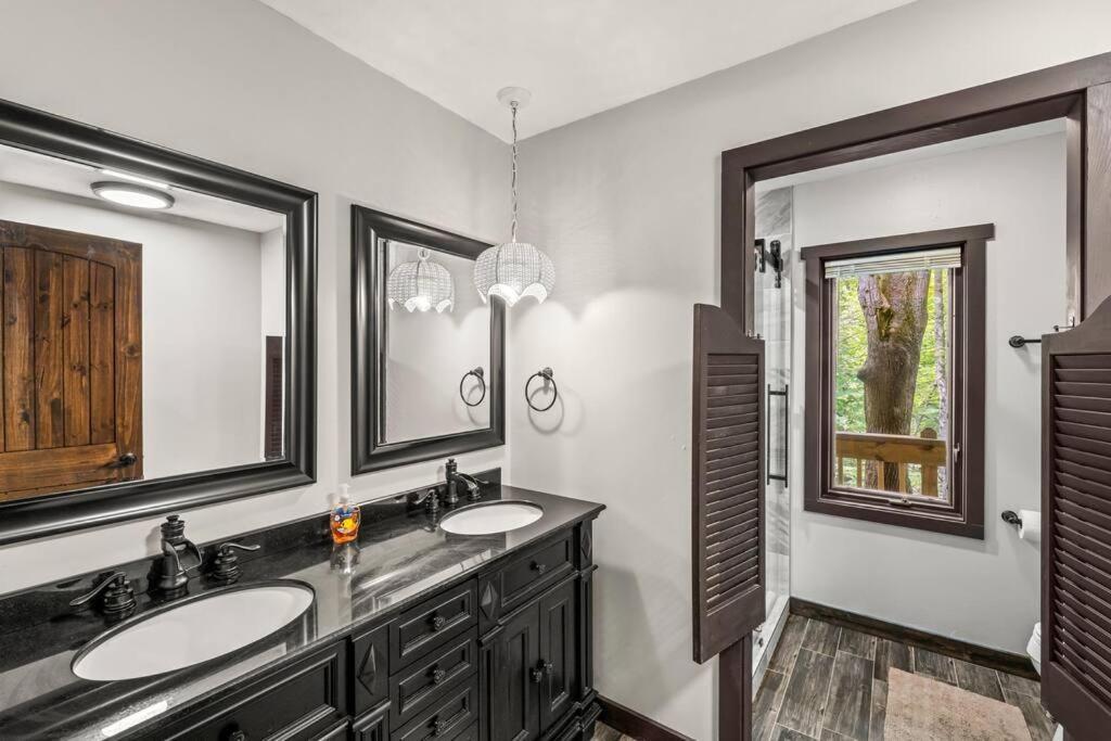 Bourbon Hollow Lodge With Hot Tub And Pool Plus Game Room Only 5 Min To Downtown جاتلينبرج المظهر الخارجي الصورة