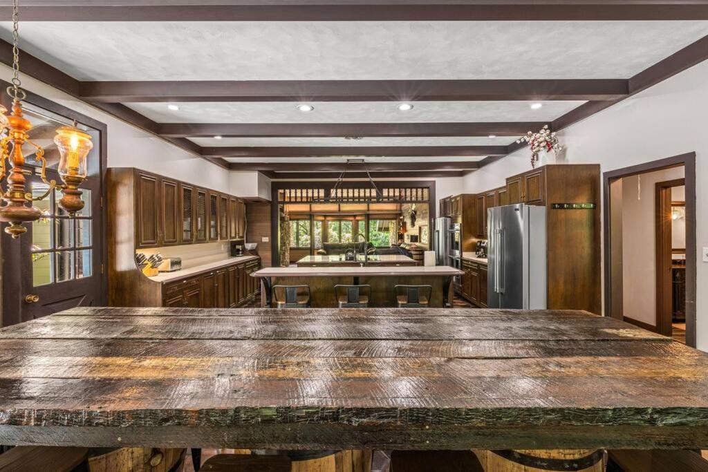Bourbon Hollow Lodge With Hot Tub And Pool Plus Game Room Only 5 Min To Downtown جاتلينبرج المظهر الخارجي الصورة
