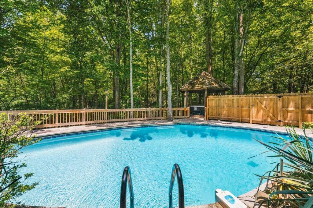 Bourbon Hollow Lodge With Hot Tub And Pool Plus Game Room Only 5 Min To Downtown جاتلينبرج المظهر الخارجي الصورة