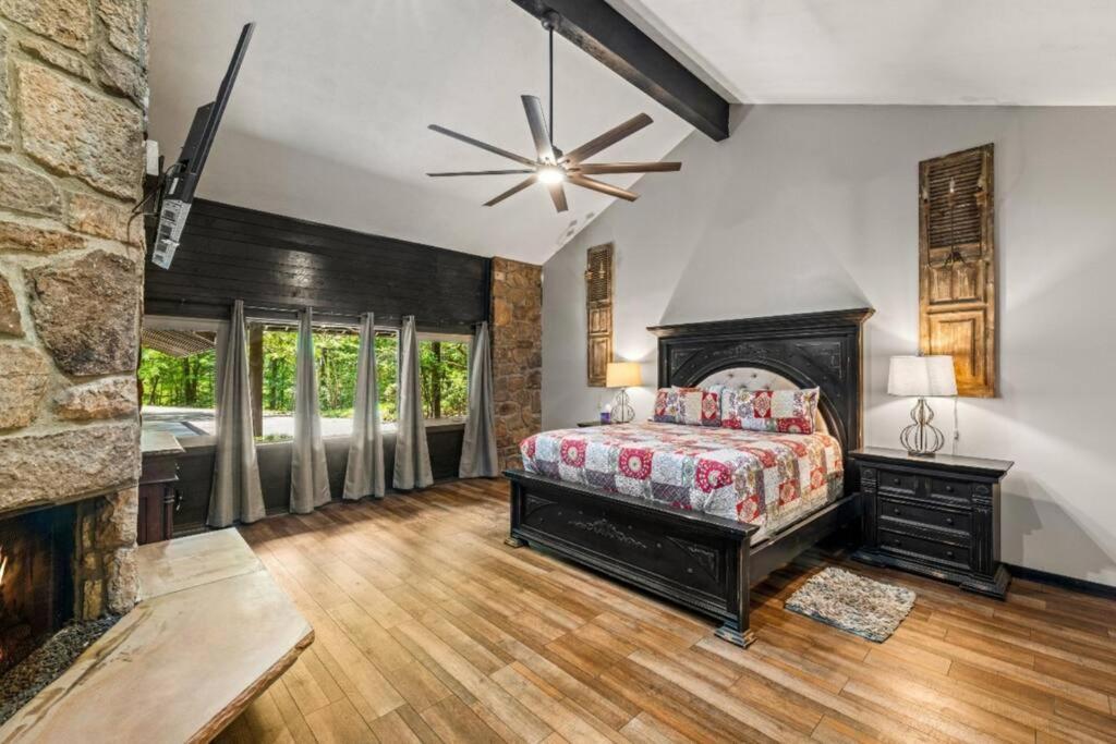 Bourbon Hollow Lodge With Hot Tub And Pool Plus Game Room Only 5 Min To Downtown جاتلينبرج المظهر الخارجي الصورة