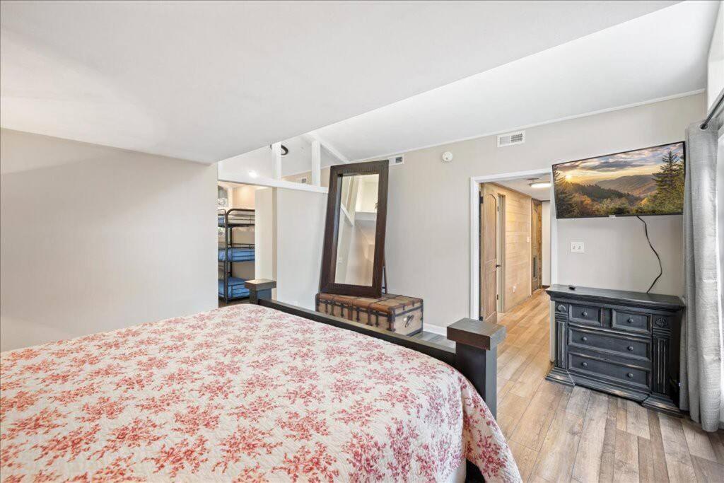 Bourbon Hollow Lodge With Hot Tub And Pool Plus Game Room Only 5 Min To Downtown جاتلينبرج المظهر الخارجي الصورة