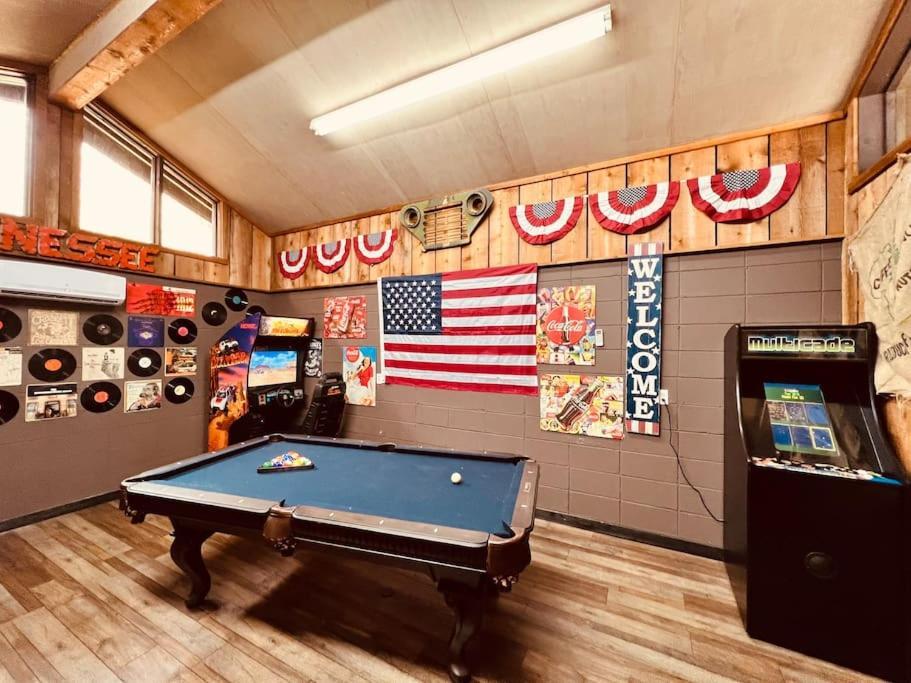 Bourbon Hollow Lodge With Hot Tub And Pool Plus Game Room Only 5 Min To Downtown جاتلينبرج المظهر الخارجي الصورة
