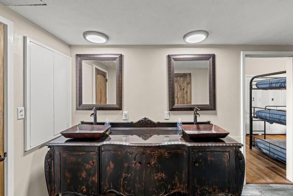 Bourbon Hollow Lodge With Hot Tub And Pool Plus Game Room Only 5 Min To Downtown جاتلينبرج المظهر الخارجي الصورة