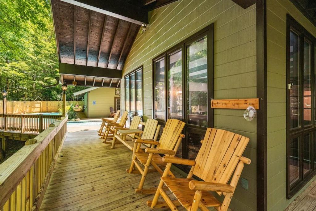Bourbon Hollow Lodge With Hot Tub And Pool Plus Game Room Only 5 Min To Downtown جاتلينبرج المظهر الخارجي الصورة