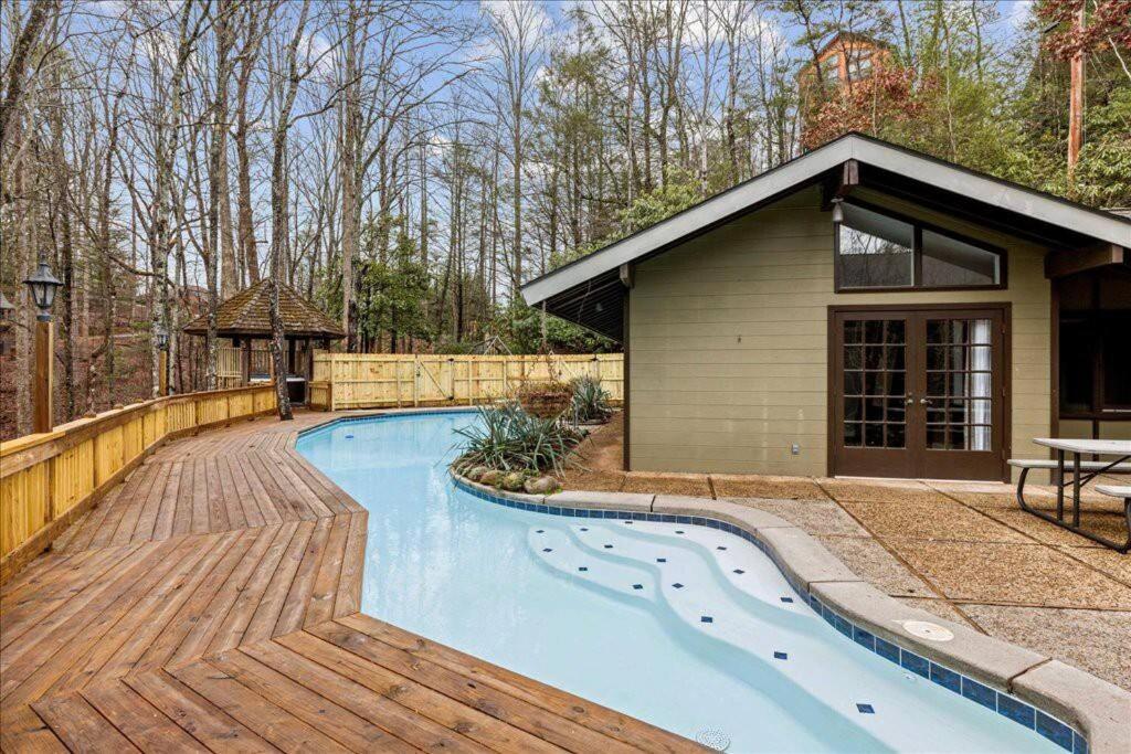Bourbon Hollow Lodge With Hot Tub And Pool Plus Game Room Only 5 Min To Downtown جاتلينبرج المظهر الخارجي الصورة