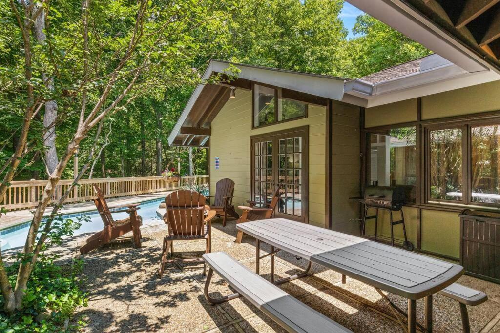 Bourbon Hollow Lodge With Hot Tub And Pool Plus Game Room Only 5 Min To Downtown جاتلينبرج المظهر الخارجي الصورة