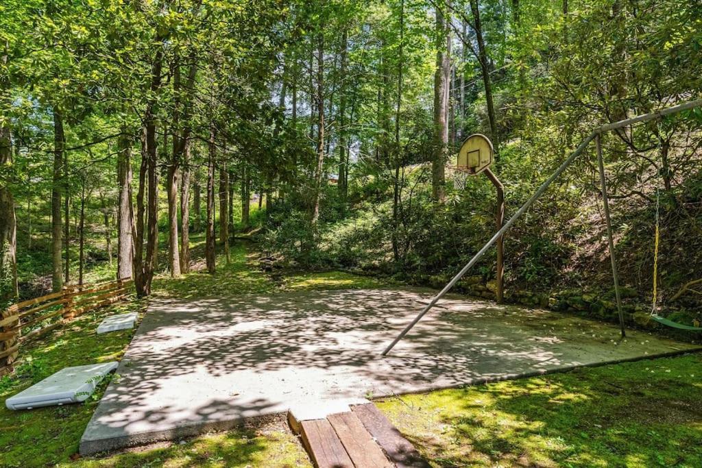 Bourbon Hollow Lodge With Hot Tub And Pool Plus Game Room Only 5 Min To Downtown جاتلينبرج المظهر الخارجي الصورة