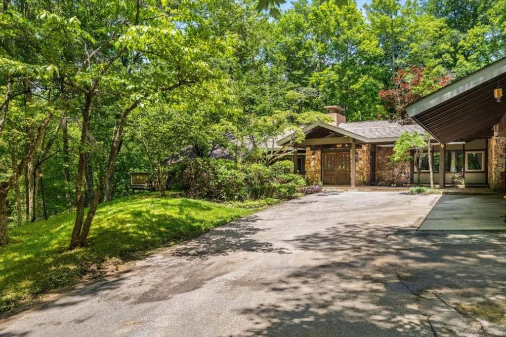 Bourbon Hollow Lodge With Hot Tub And Pool Plus Game Room Only 5 Min To Downtown جاتلينبرج المظهر الخارجي الصورة