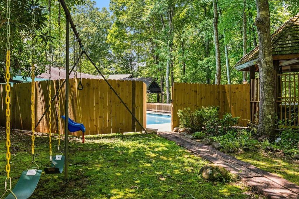 Bourbon Hollow Lodge With Hot Tub And Pool Plus Game Room Only 5 Min To Downtown جاتلينبرج المظهر الخارجي الصورة