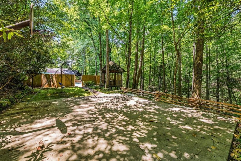 Bourbon Hollow Lodge With Hot Tub And Pool Plus Game Room Only 5 Min To Downtown جاتلينبرج المظهر الخارجي الصورة