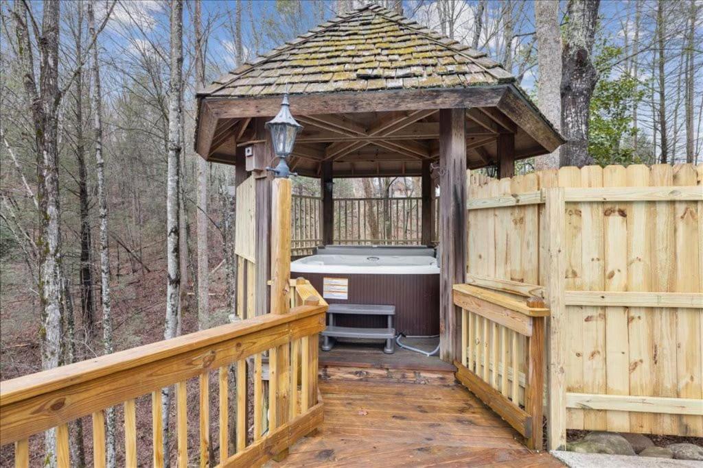 Bourbon Hollow Lodge With Hot Tub And Pool Plus Game Room Only 5 Min To Downtown جاتلينبرج المظهر الخارجي الصورة