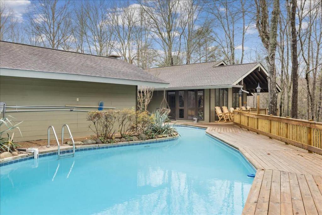 Bourbon Hollow Lodge With Hot Tub And Pool Plus Game Room Only 5 Min To Downtown جاتلينبرج المظهر الخارجي الصورة