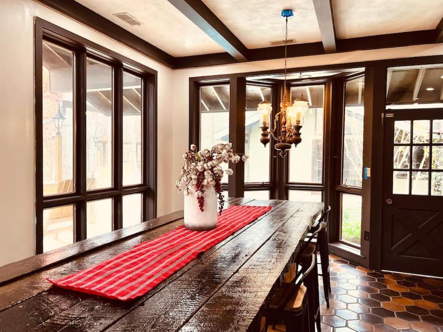 Bourbon Hollow Lodge With Hot Tub And Pool Plus Game Room Only 5 Min To Downtown جاتلينبرج المظهر الخارجي الصورة